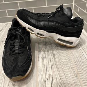 Nike men’s black leather and suede Air Max sneaker size 11